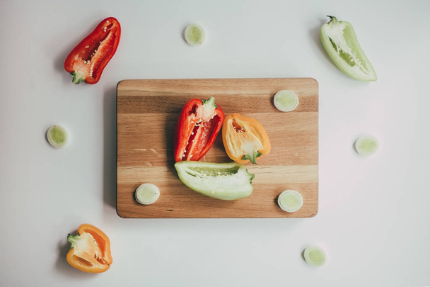 Lebensmittel, gesunde Ernährung und Ernährungskonzept - geschnittener Kürbis und anderes Gemüse auf Holzbrett. frisches Gemüse und Gemüse auf einem Holzbrett - Foto, Bild
