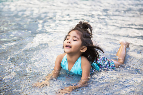 プールで幸せなアジアの女の子 - 写真・画像