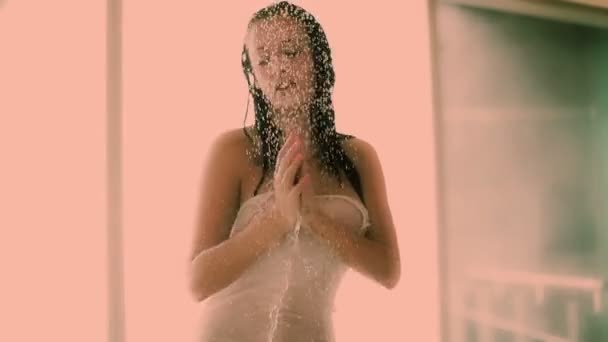 Sexy beautiful woman dances under a shower - Footage, Video