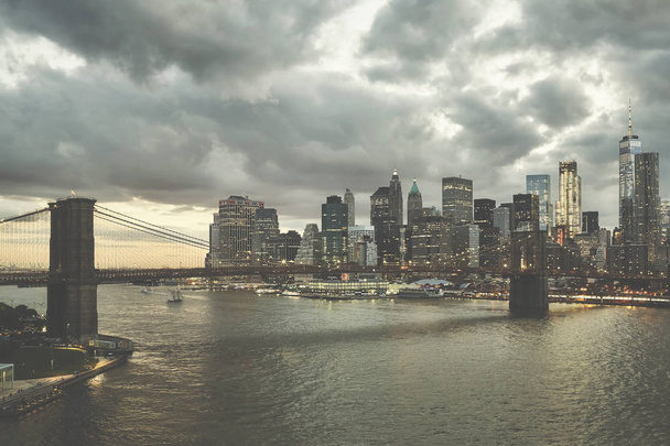 Ретро-стилизованная фотография Манхэттена на закате, США
. - Фото, изображение