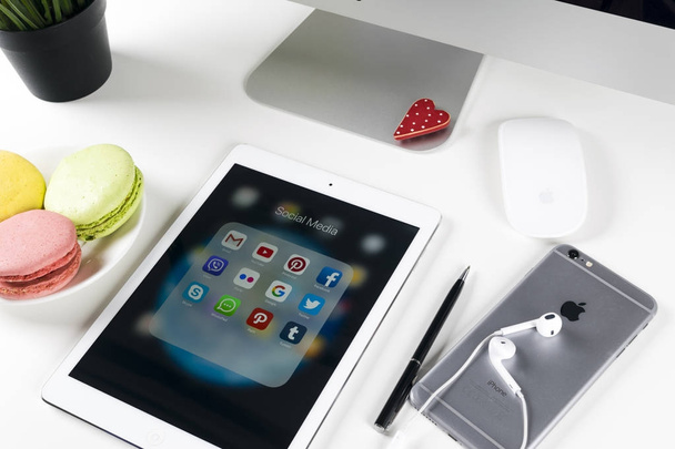  Apple iPad Pro on office table with icons of social media facebook, instagram, twitter, snapchat application on screen. Tablet Starting social media app. - Foto, Bild