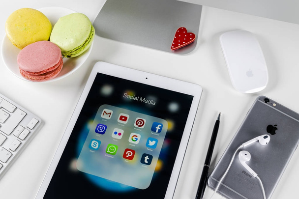Apple iPad Pro on office table with icons of social media facebook, instagram, twitter, snapchat application on screen. Tablet Starting social media app. - Foto, Bild