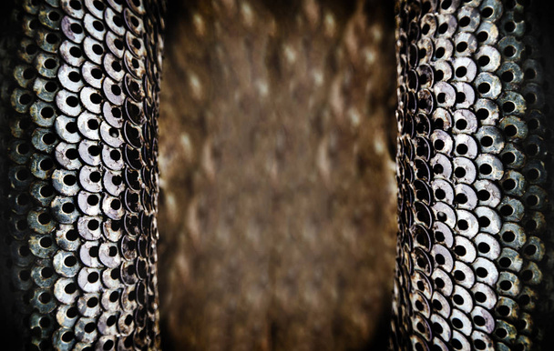 quadro abstrato aço anel velho como armadura de braço e fundo marrom borrão
   - Foto, Imagem