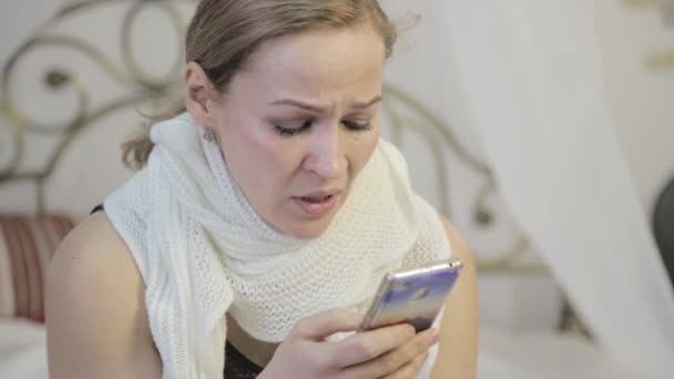 Sad, emotional woman crying and sends a message on mobile phone - Filmmaterial, Video