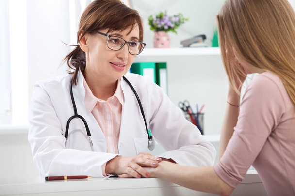 doctor explaining diagnosis to her female patient - Photo, Image