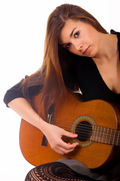Hermosa joven con guitarra acústica
 - Foto, imagen