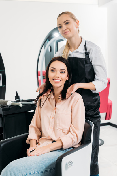 cabeleireiro mostrando cliente novo comprimento do cabelo
 - Foto, Imagem