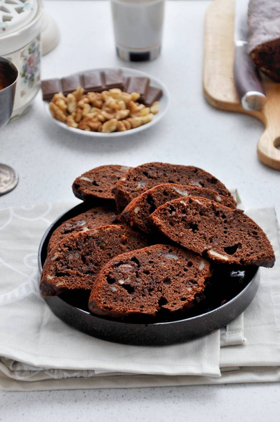 Chocolate cake with chunks of chocolate and nuts - Foto, imagen