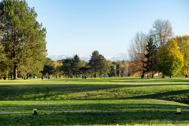 terrain de golf vert et ciel bleu
 - Photo, image