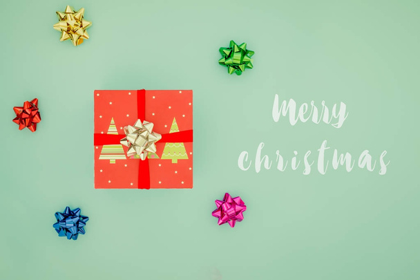 rote Geschenkschachtel mit grünem Band. Weihnachtsgeschenkkarte - Foto, Bild