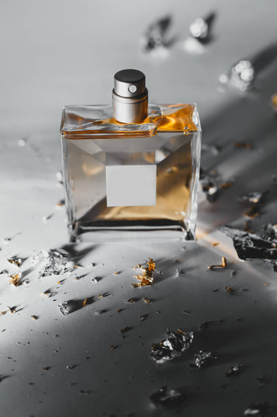 Perfume femenino en hermosa botella
 - Foto, imagen