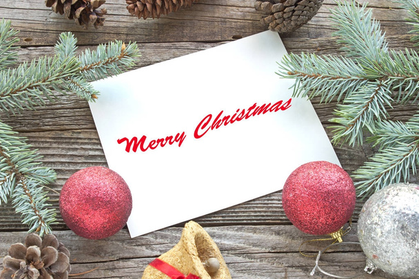 Καλά Χριστούγεννα με πευκοβελόνας δέντρο, στολίδια και κώνους σε ξύλο - Φωτογραφία, εικόνα