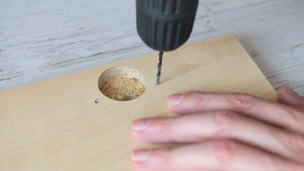 Taladro eléctrico perforando un agujero en madera
 - Metraje, vídeo