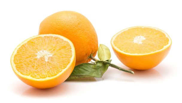 Orange na białym tle na białym tle jedną całość z zielonych liści i dwa połowę - Zdjęcie, obraz