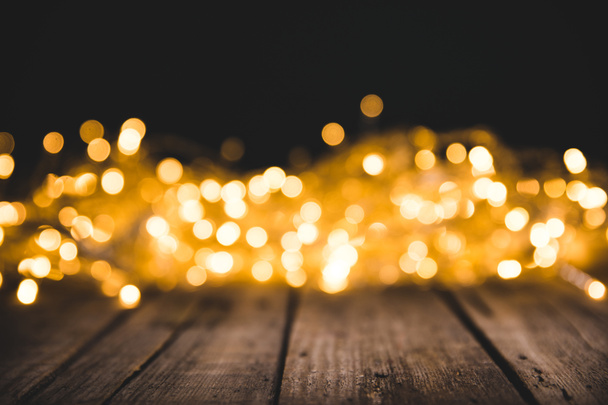 luces bokeh de Navidad en la superficie de madera
 - Foto, Imagen