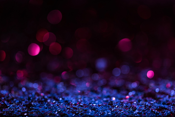 青色とピンク色のぼやけた光沢のある紙吹雪星とクリスマスの背景  - 写真・画像