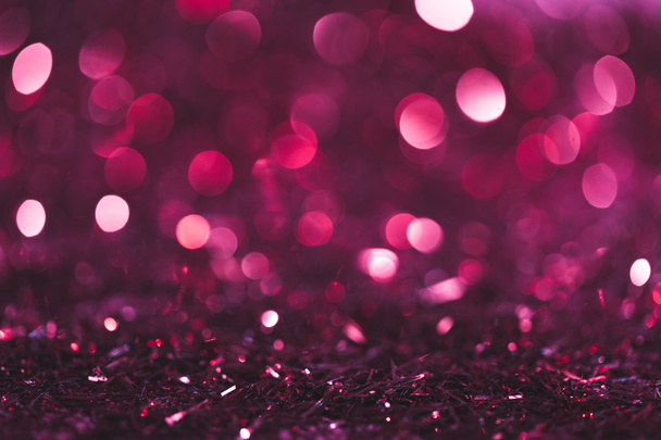 Kerstmis achtergrond met roze en paarse glanzende confetti - Foto, afbeelding