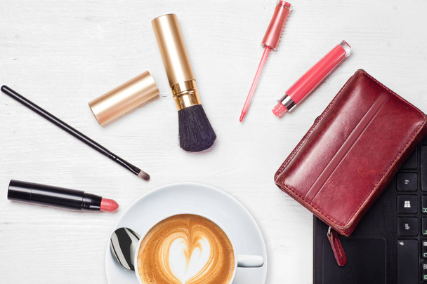 Cosmetics laptop cup of coffee cappuccino purse - Foto, afbeelding