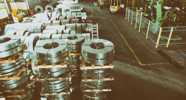 Холоднокатана сталева котушка на складі заводу металургійної промисловості
 - Фото, зображення