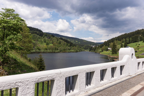 Vista do reservatório do Elba perto de Spindleruv Mlyn em Krkonose Mountains, República Checa
 - Foto, Imagem