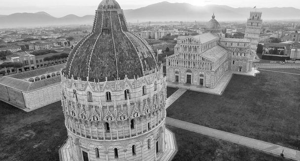 Plaza de los Milagros, Pisa. Vista aérea en una mañana de verano
 - Foto, Imagen
