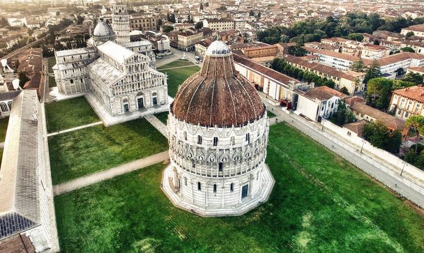 Plaza de los Milagros en Pisa con casas circundantes. Vista aérea o
 - Foto, Imagen