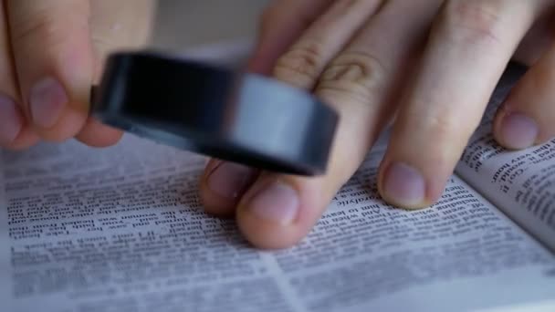 Ψάχνετε για την Αγία Γραφή με μεγεθυντικό δαχτυλίδι - Πλάνα, βίντεο