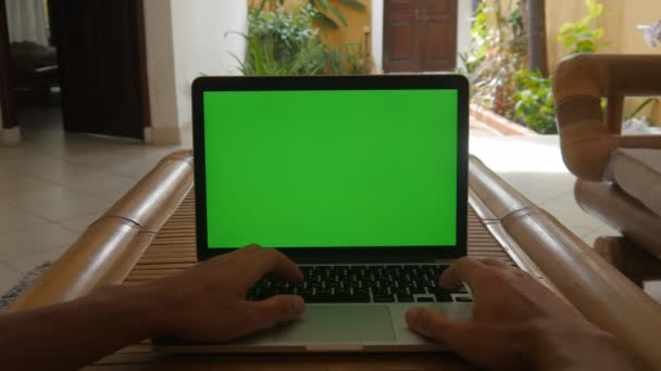 男は、グリーン スクリーンと自宅のラップトップで動作します。家でフリーランサーの作品. - 映像、動画