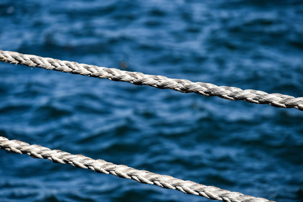 Mooring heavy duty rope used in harbor - Zdjęcie, obraz