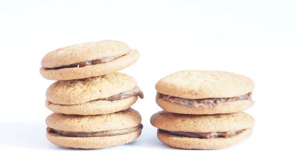 Biscoitos de aveia com leite condensado isolado sobre fundo branco
 - Foto, Imagem