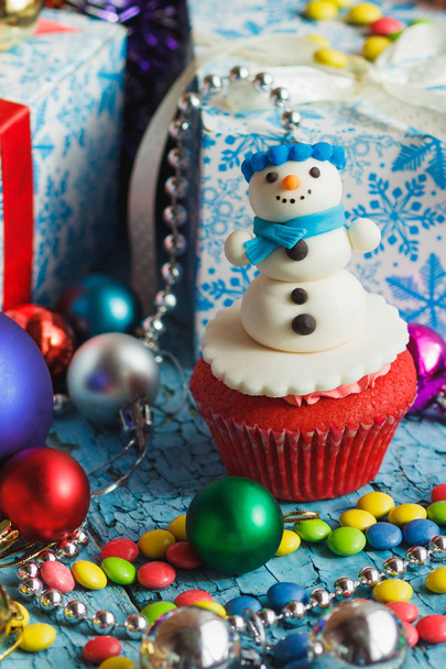 Christmas cupcakes with colored decorations - Foto, Imagem