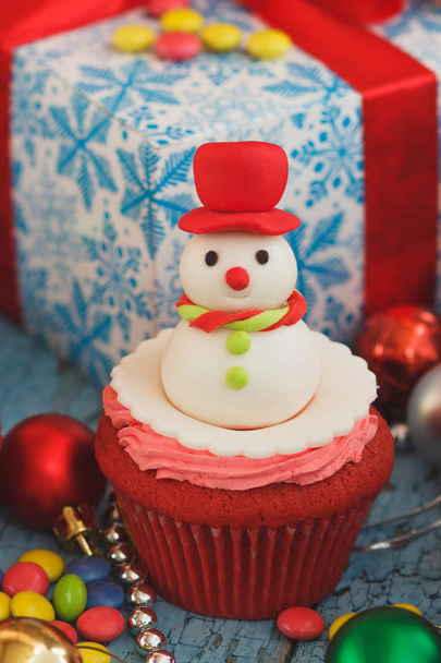 Christmas cupcakes with colored decorations - Foto, Imagem