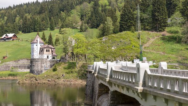 alter Damm des Stausees elbe bei Spindlermühle, Tschechische Republik - Foto, Bild