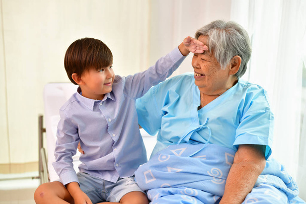 Paziente Concept, la nonna e 'in ospedale, aspetta qualcuno.
  - Foto, immagini