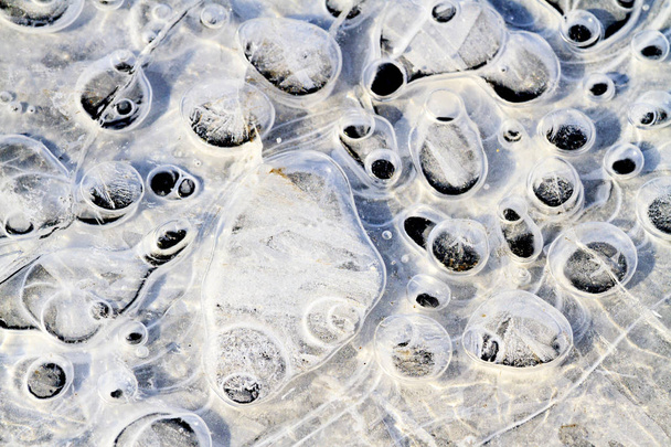 luchtbellen in bevroren water, winterperiode - Foto, afbeelding
