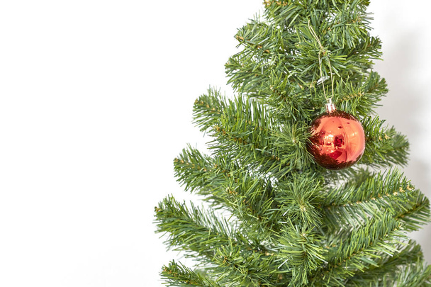 Palla di Natale sul ramo verde sfondo bianco
 - Foto, immagini