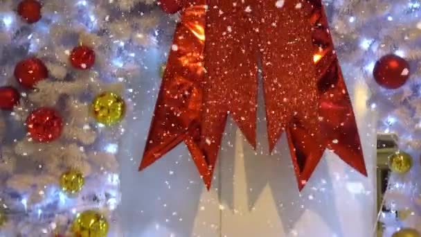 Concepto de temporada de saludo. Gimbal de adornos en un gran árbol de Navidad con luz decorativa y nieve cayendo en 4k (UHD
) - Imágenes, Vídeo