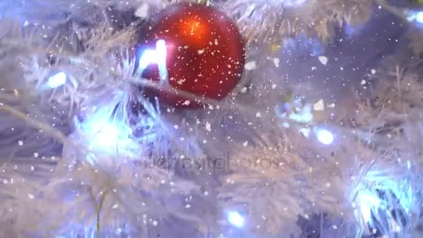 Χαιρετισμός σεζόν έννοια. Βολή της στολίδια για ένα μεγάλο χριστουγεννιάτικο δέντρο με διακοσμητικά φως και χιόνι που υπάγονται σε ανάλυση 4k (Uhd αναρτήρων) - Πλάνα, βίντεο