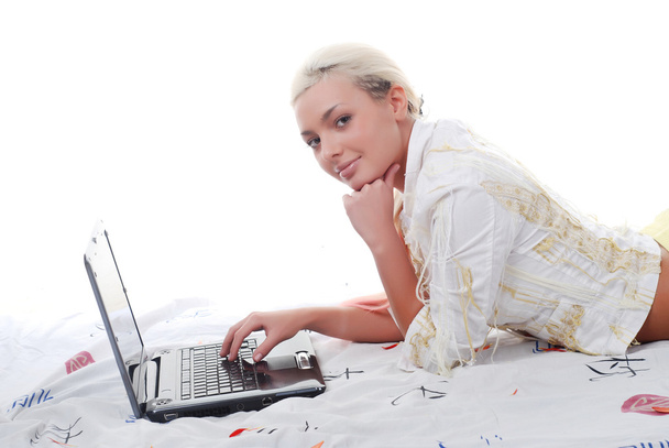 młoda kobieta z laptopem - Zdjęcie, obraz