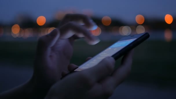 Nő használ okostelefon a városban - Felvétel, videó