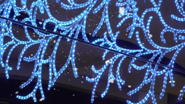 Концепція вітання сезону. Джимбал знімок прикрас на великій різдвяній ялинці з декоративним світлом і падаючим снігом в 4k ( UHD
) - Кадри, відео