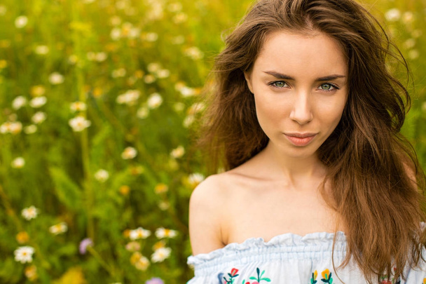 Photo of pretty brunette woman in chamomile field - Valokuva, kuva