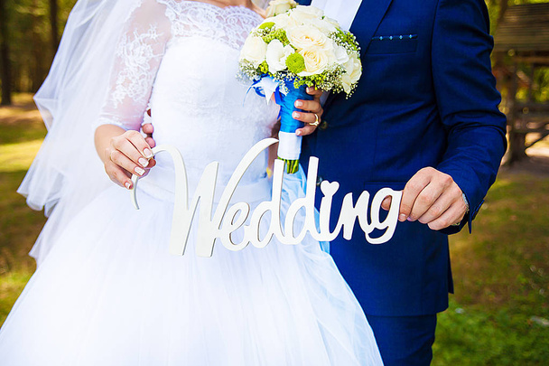 v rukou novomanželé svatební dřevěná písmena - Fotografie, Obrázek