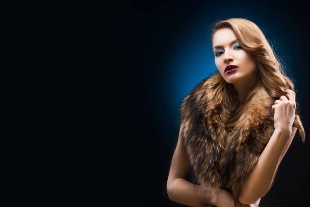Portrait of beautiful elegant girl wearing a fur raccoon collar. - Foto, afbeelding