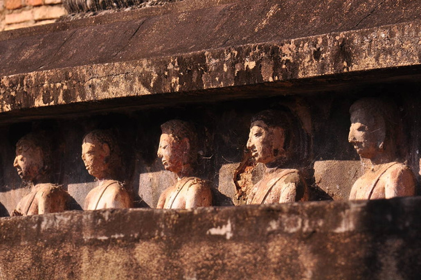 Arquitectura antigua se ve y valora.Arquitectura de estuco.Buddha Stucco Painting.Stucco architecture.Stonemasons Buddha en Tailandia, período Sukhothai
. - Foto, imagen