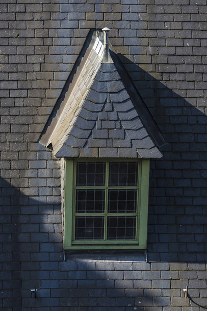 Fenêtre sur le toit d'une vieille maison médiévale
 - Photo, image