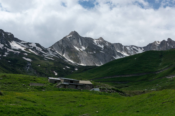 schönes grünes Tal mit schneebedeckten Berggipfeln in den Schweizer Alpen - Foto, Bild