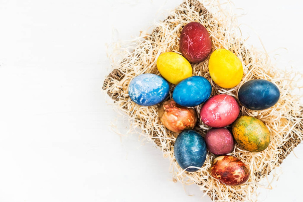 Jasne Wielkanoc jajka barwione przy użyciu naturalnych składników  - Zdjęcie, obraz