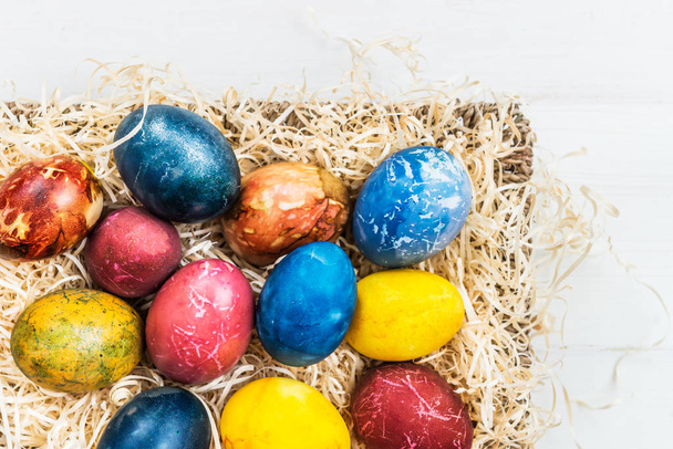 Jasne Wielkanoc jajka barwione przy użyciu naturalnych składników  - Zdjęcie, obraz