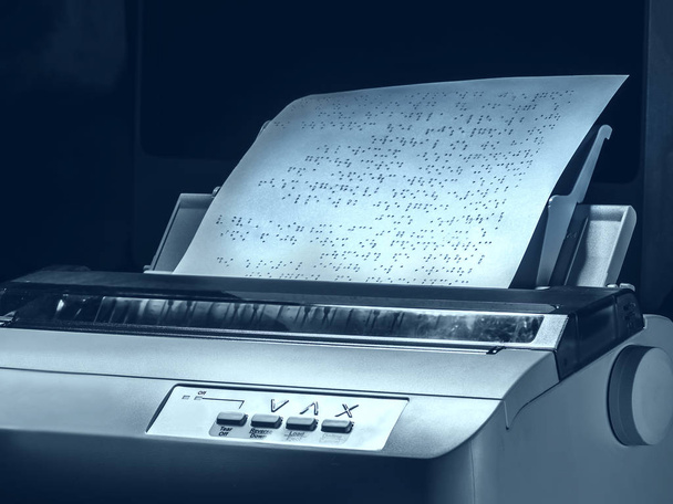 Κείμενο εκτυπωτή Braille - Φωτογραφία, εικόνα
